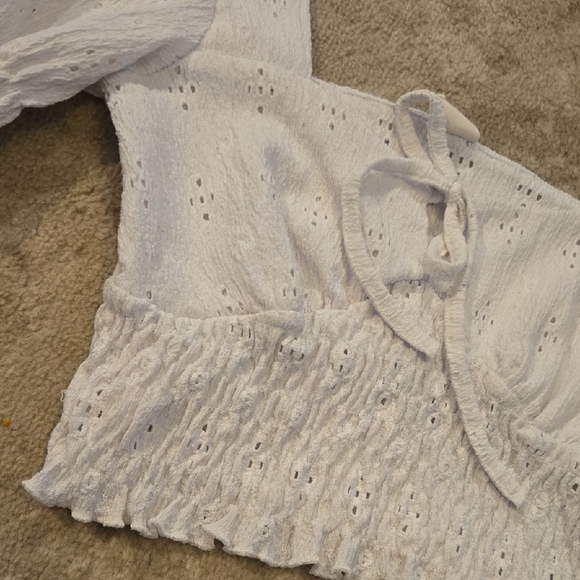 Urban Outfitters White Eyelet Puff Sleeve Top Size Medium - Picture 3 of 5